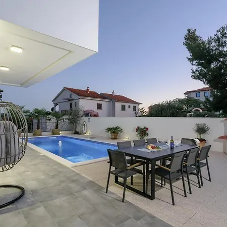 Villa Alea In Okrug Gornji, Heated Private Pool, Jacuzzi,
